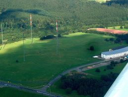 Aus der Vogelperspektive: Das Antennenfeld der Heinrich-Hertz-Kaserne in Daun. Foto: Sleeepyjack