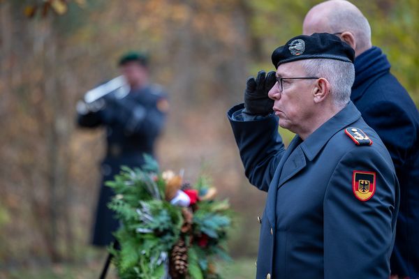 Generalleutnant Bernd Schütt, Befehlshaber des Einsatzführungskommandos, bei der Kranzstiftung anlässlich des zehnjährigen Bestehens des Waldes der Erinnerung. Foto: DBwV/Yann Bombeke