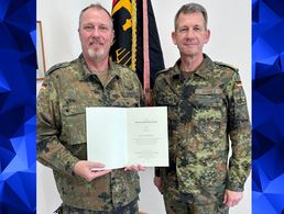 Der angehende Pensionär Hannes Dreier (l.) mit Brigadegeneral Björn Schulz. Foto: LV Nord