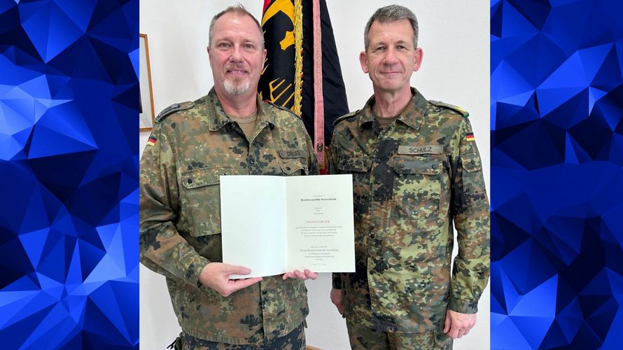 Der angehende Pensionär Hannes Dreier (l.) mit Brigadegeneral Björn Schulz. Foto: LV Nord