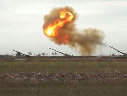 Dieses vom aserbaidschanischen Verteidigungsministerium veröffentlichte Foto zeigt angeblich den Einsatz der eigenen Artillierie gegen armenische Positionen.