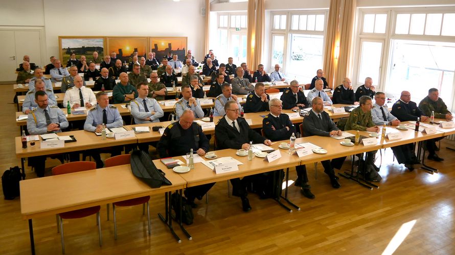 Auf die Teilnehmer des Alterssicherungsseminars in Husum warteten vielfältige Informationen. Foto: LV Nord