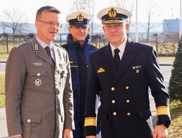 In Kiel (v.l.n.r.): Oberst André Wüstner, Oberstabsbootsmann René Sirock und Flottillenadmiral Christian Walter Meyer. Foto: LV Nord