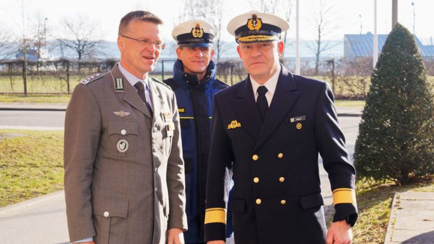 In Kiel (v.l.n.r.): Oberst André Wüstner, Oberstabsbootsmann René Sirock und Flottillenadmiral Christian Walter Meyer. Foto: LV Nord