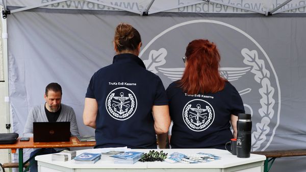 Mit den T-Shirts am DBwV-Pavillon nicht zu übersehen erwarten Mitglieder des TruKa-Vorstands die Interessenten und ihre Kameradschaftsmitglieder zum Informationsaustausch. Fotos: TruKa EvB Kaserne 