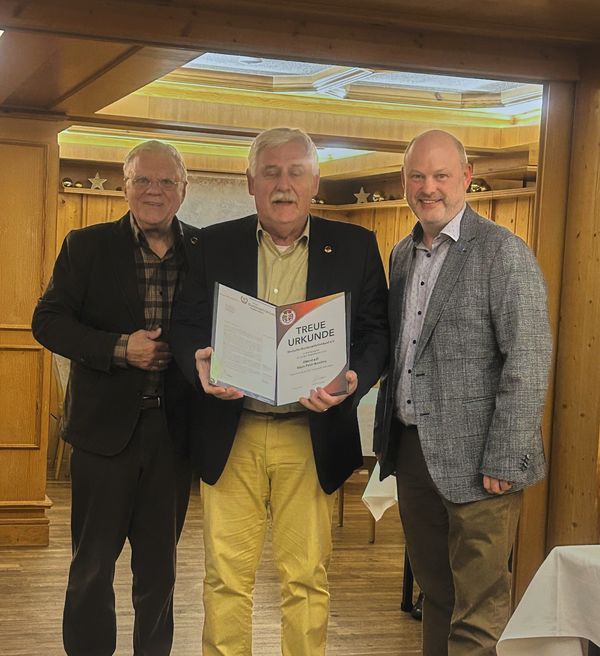 Oberst a.D. Klaus Peter Koschny (Mitte) erhielt die Auszeichnung vom stellvertretenden Landesvorsitzenden Dieter Götz (rechts) und KERH-Vorsitzenden Matthias Nickel. Fotos: KERH Nürnberg