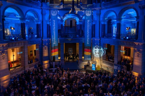 Mehr als 500 Gäste kamen auf Einladung des DBwV zum Parlamentarischen Abend ins Museum für Kommunikation in Berlin. Foto: Mario Firyn