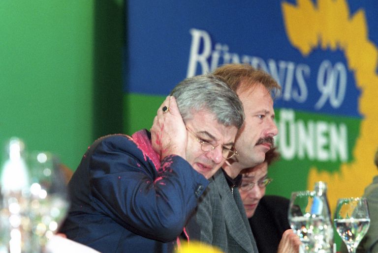 Der Kosovokrieg ist eine Zerreißprobe für Bündnis 90/Die Grünen, damaliger Koalitionspartner der SPD. Im Mai 1999 wird Außenminister Joschka Fischer auf einem Sonderparteitag in Bielefeld mit einem Farbbeutel attackiert. Foto: picture alliance/Gero Breloer