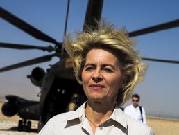 Immer neue Probleme mit dem Material: Verteidigungsministerin Ursula von der Leyen vor einer CH-53 Foto: dpa