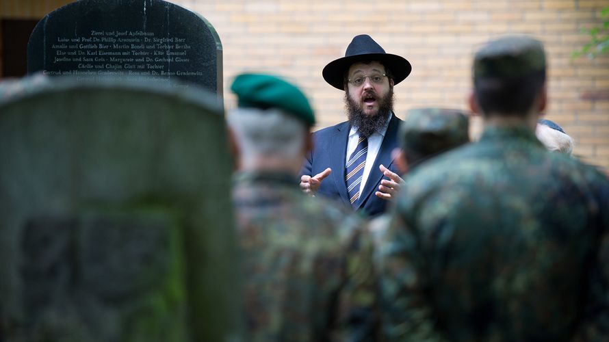 Rabbiner Yehuda Teichtal begrüßt ehrenamtliche Helfer und Bundeswehrsoldaten, die den jüdischen Friedhof Weißensee in Berlin säuberten. Foto: dpa