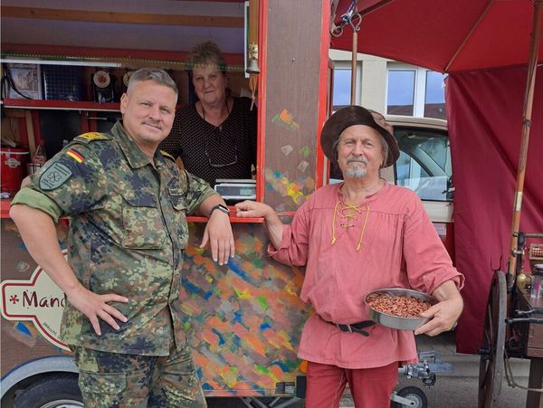 Stabsbootsmann Björn Schwarze von der Bereichsgeschäftsführung Süd mit einem Händler am Mandelstand. Fotos: Heidi Wanot