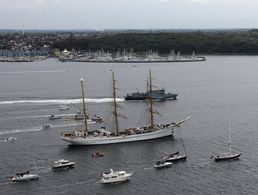 Begleitet von zahlreichen anderen Schiffen und Booten ist die "Gorch Fock" wieder in ihrem Heimathafen Kiel eingetroffen. Foto: Twitter/Bundeswehr