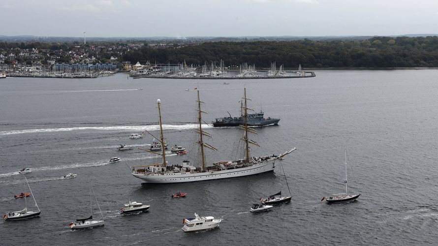 Begleitet von zahlreichen anderen Schiffen und Booten ist die "Gorch Fock" wieder in ihrem Heimathafen Kiel eingetroffen. Foto: Twitter/Bundeswehr