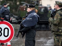 Eine Polizistin und ein Soldat nehmen am 09.03.2017 in der Werdenfels Kaserne in Murnau (Bayern) an der gemeinsamen Anti-Terror-Übung von Polizei und Bundeswehr «Getex» teil (Foto: dpa)