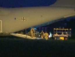 Bundeswehrsoldaten besteigen im August 2021 einen Airbus A400M der Luftwaffe, um zur Evakuierungsaktion Richtung Kabul aufzubrechen. Foto: picture alliance/dpa/TNN/Fernando Martinez