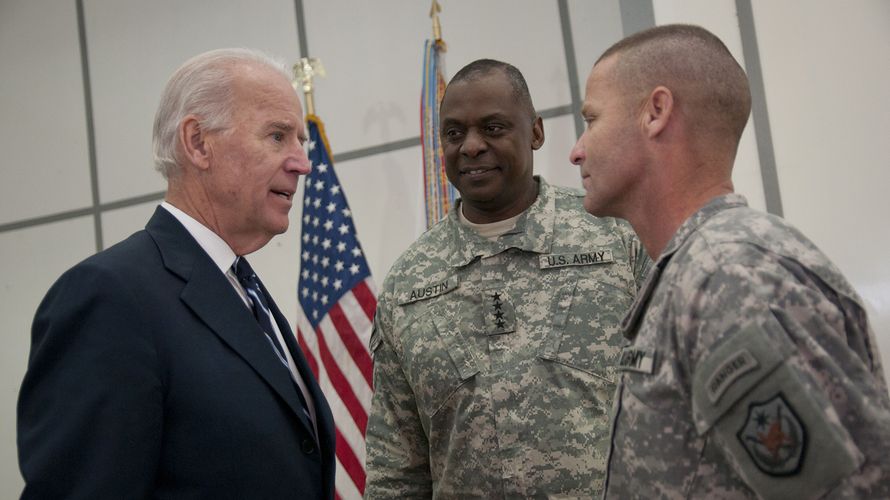 Joe Biden (l.) und Lloyd J. Austin (M.) bei einem früheren Treffen in Bagdad. Heute ist Joe Biden US-Präsident, Austin sein designierter Verteidigungsminister. Foto: Staff Sgt. Caleb Barrieau, US Forces Iraq