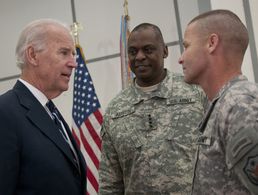 Joe Biden (l.) und Lloyd J. Austin (M.) bei einem früheren Treffen in Bagdad. Heute ist Joe Biden US-Präsident, Austin sein designierter Verteidigungsminister. Foto: Staff Sgt. Caleb Barrieau, US Forces Iraq