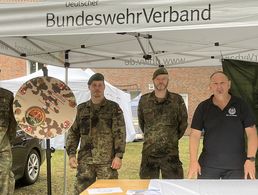 v.l.:  Hauptfeldwebel Alexander Rohr, Stabsunteroffizier FA Jan Hüsig und Stabsfeldwebel Robert Nottelmann vom StOKa-Vorstand sowie Außendienstmitarbeiter Oberstabsfeldwebel a.D. Heiko Gaebler. Foto: DBwV/LV Nord