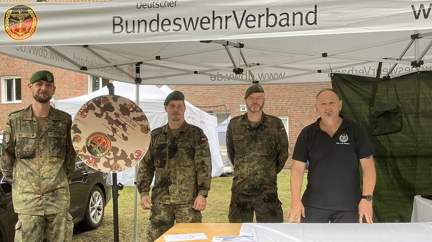 v.l.:  Hauptfeldwebel Alexander Rohr, Stabsunteroffizier FA Jan Hüsig und Stabsfeldwebel Robert Nottelmann vom StOKa-Vorstand sowie Außendienstmitarbeiter Oberstabsfeldwebel a.D. Heiko Gaebler. Foto: DBwV/LV Nord