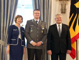 Der DBwV-Bundesvorsitzende André Wüstner (Mitte) mit Bundespräsident Joachim Gauck und dessen Lebensgefährtin Daniela Schadt Foto: Bildschön