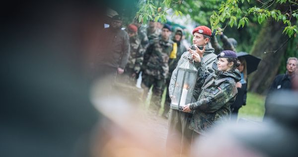 Jedes Jahr treffen sich hunderte Soldatinnen und Soldaten zur internationalen Soldatenwallfahrt im französischen Lourdes um gemeinsam für Frieden zu beten. Foto: HBF/Daniel Trippolt