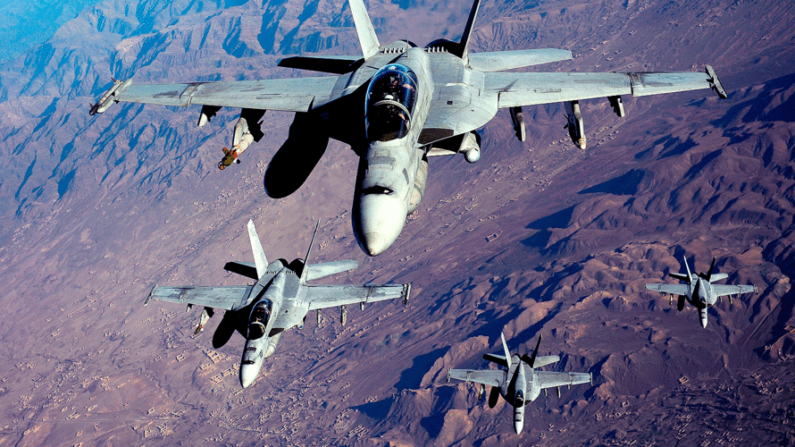 Vier F/A-18 "Super Hornets" im Einsatz über Afghanistan. Das BMVg will 45 Kampfjets aus US-Produktion beschaffen. Foto: U.S. Air Force photo by Staff Sgt. Andy M. Kin