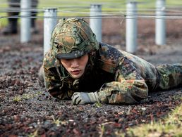 Vier Frauen und 31 Männer leisten in der Lagenstein-Kaserne in Hannover ihren Dienst im neuen Ausbildungsmodell der Bundeswehr. Am Tag unseres Besuchs heißt es „Ab über den Hindernisparcours“. Foto: Bundeswehr/Kai-Axel Döpke