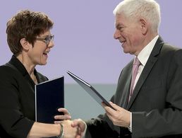 Verteidigungsministerin Annegret Kramp-Karrenbauer und Josef Schuster, Präsident des Zentralrates der Juden in Deutschland, unterzeichnen während des Gemeindetags des Zentralrats einen Vertrag zur jüdischen Militärseelsorge in der Bundeswehr. Unter dem Leitgedanken «In Deutschland zu Hause» treffen sich rund 1.000 Vertreter jüdischer Gemeinden und Organisationen zu dem viertägigen Gemeindetag in Berlin. Foto: Gregor Fischer/dpa 