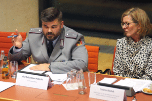 GVPA-Sprecher Sebastian Habicht und Sabine Bastek, Beauftragte für die Vereinbarkeit von Familie und Beruf/Dienst. Foto: DBwV/Mika Schmidt