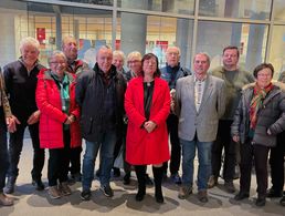 Dr. Bärbel Kofler (Mitte) führte die Besuchergruppe auch auf die Besucherebene des Reichstagsgebäudes. Foto: KERH BGL