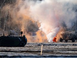 Ein THeMIS Unmanned Ground Vehicle (l.) des Herstellers Milrem Robotics nimmt mit einem AMPV des Herstellers Krauss-Maffei Wegmann (KMW) an der Vorführung auf dem Truppenübungsplatz Lehnin teil. Foto: picture alliance/dpa/Fabian Sommer