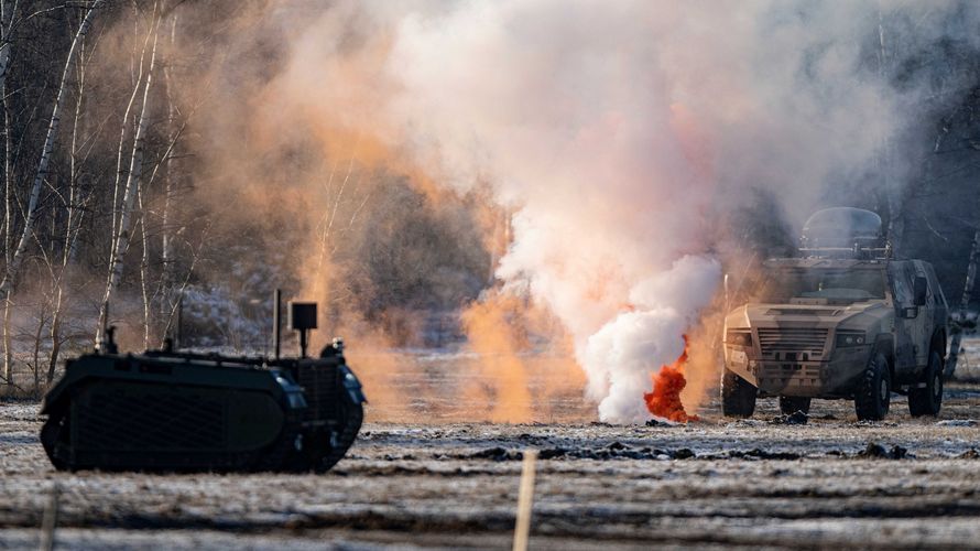 Ein THeMIS Unmanned Ground Vehicle (l.) des Herstellers Milrem Robotics nimmt mit einem AMPV des Herstellers Krauss-Maffei Wegmann (KMW) an der Vorführung auf dem Truppenübungsplatz Lehnin teil. Foto: picture alliance/dpa/Fabian Sommer