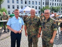 Im Gespräch mit dem DBwV-Bundesvorsitzenden Oberst André Wüstner und dem StOKa Vorsitzenden Oberstleutnant Michael Schwab: Generalstabsarzt Dr. med. Ralf Hoffmann, Inspekteur des Sanitätsdienstes der Bundeswehr (Mitte). Foto: Gerald Arleth