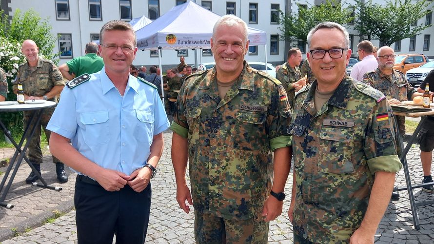 Im Gespräch mit dem DBwV-Bundesvorsitzenden Oberst André Wüstner und dem StOKa Vorsitzenden Oberstleutnant Michael Schwab: Generalstabsarzt Dr. med. Ralf Hoffmann, Inspekteur des Sanitätsdienstes der Bundeswehr (Mitte). Foto: Gerald Arleth