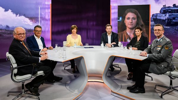 Vonl links: Wolfgang Ischinger, Roderich Kiesewetter, Maybrit Illner, Lars Klingbeil, Nicole Deitelhoff und Oberst André Wüstner. Foto: ZDF/Jule Roehr