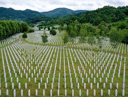 Ein Gräberfeld in der Nähe von Srebrenica. Mehr als 8000 Menschen wurden dort im Juli 1995 brutal ermordet. Foto: dpa