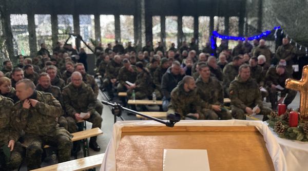 Das Interesse an der Andacht zur Eröffnung des Adventsnachmittags in Hagenow war so groß, dass die Plätze in der Instandsetzungshalle nicht ausreichten und die Andacht auch vor die Halle übertragen wurde. Foto: Walter Trump