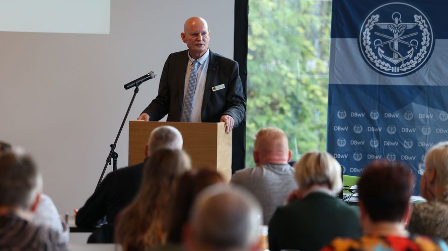 Klaus-Hermann Scharf führte als Vorsitzender des Fachbereichs Zivilbeschäftigte durch die Fachtagung in Berlin-Dahlem. Foto: DBwV/Yann Bombeke