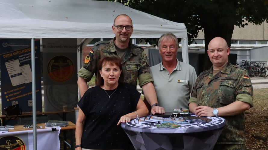 Auch bei der Zusammensetzung des Personals am Informationsstand zeigte sich bereits die Vielfalt, die der DBwV zu bieten hat (vlnr Marina Knop, Christian Weber, Pascal Pludra, Bernd Intemann). Foto: Bundeswehr/PlgABw