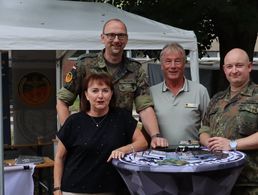 Auch bei der Zusammensetzung des Personals am Informationsstand zeigte sich bereits die Vielfalt, die der DBwV zu bieten hat (vlnr Marina Knop, Christian Weber, Pascal Pludra, Bernd Intemann). Foto: Bundeswehr/PlgABw