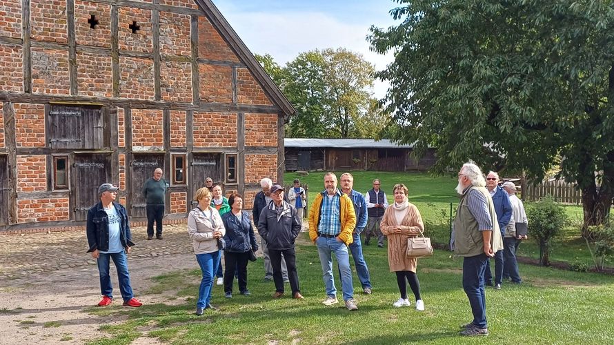 Der Kastellan der Burg Stargard, Frank Saß (r) nahm dieTeilnehmer der KERH Neubrandenburg mit auf eine ausführliche Reise durch die Geschichte der Burg. Foto: Matthias Jetschick