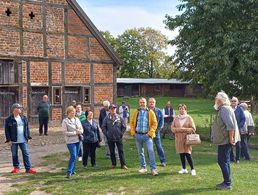 Der Kastellan der Burg Stargard, Frank Saß (r) nahm dieTeilnehmer der KERH Neubrandenburg mit auf eine ausführliche Reise durch die Geschichte der Burg. Foto: Matthias Jetschick