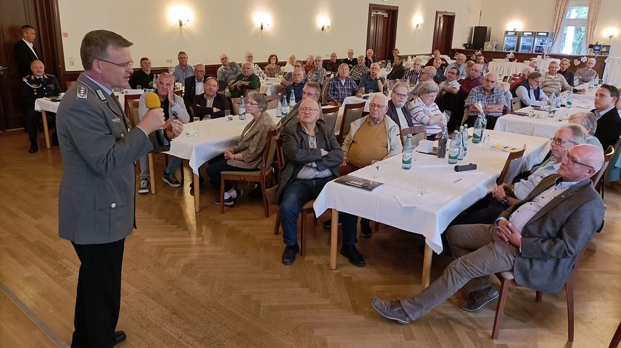 Beim Standorttag in Köln-Porz-Wahn informierte Oberst André Wüstner über aktuelle Schwerpunkte der Verbandspolitik. Foto: Franz Josef Wiegelmann