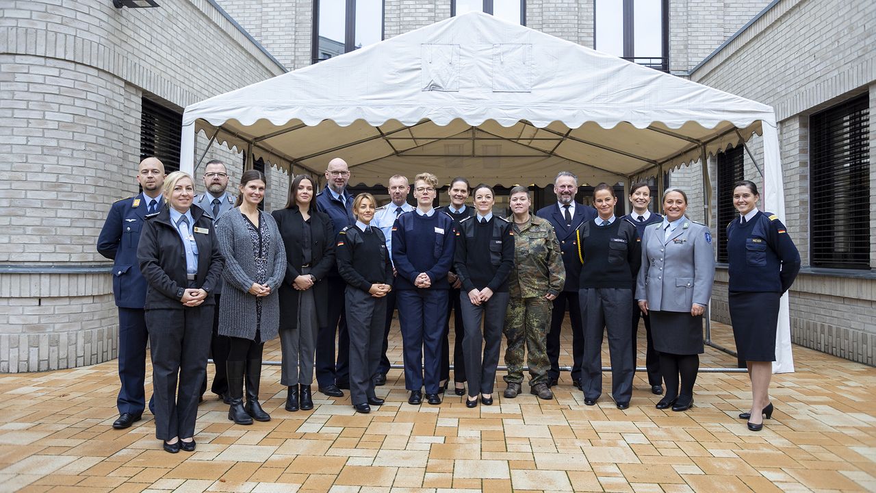 Die Teilnehmerinnen und Teilnehmer der Fachtagung Familie und Dienst im Hof der Bundesgeschäftsstelle des DBwV. Foto: DBwV/Yann Bombeke