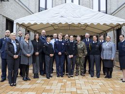 Die Teilnehmerinnen und Teilnehmer der Fachtagung Familie und Dienst im Hof der Bundesgeschäftsstelle des DBwV. Foto: DBwV/Yann Bombeke