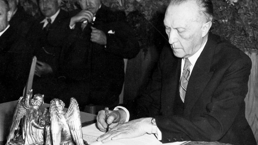 Der Präsident des Parlamentarischen Rates, Dr. Konrad Adenauer, bei der Unterzeichnung des Grundgesetzes am 23. Mai 1949 genau um 17 Uhr in Bonn. Es trat allerdings erst am 24. Mai 1949, 00:00 Uhr in Kraft. Man nannte sie "die Mütter und Väter der Verfassung". Foto: Picture Alliance