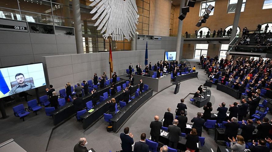 Der ukrainische Präsident Wolodymyr Selenskyj spricht auf einer Videoleinwand im Bundestag und bekommt Applaus von den Abgeordneten. Foto: dpa