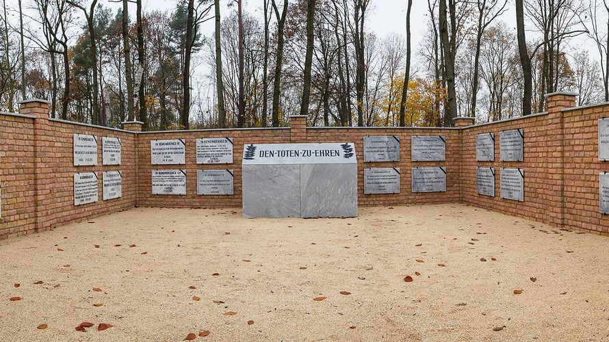 Der Ehrenhain Kabul in der Gedenkstätte „Wald der Erinnerung“ in Potsdam. Dort ist auch der Name von Oberstleutnant Armin-Harry Franz aufgeführt, der am 14. November 2005 bei einem Anschlag unweit von Kabul gefallen ist. Foto: Bundeswehr/Jane Hannemann