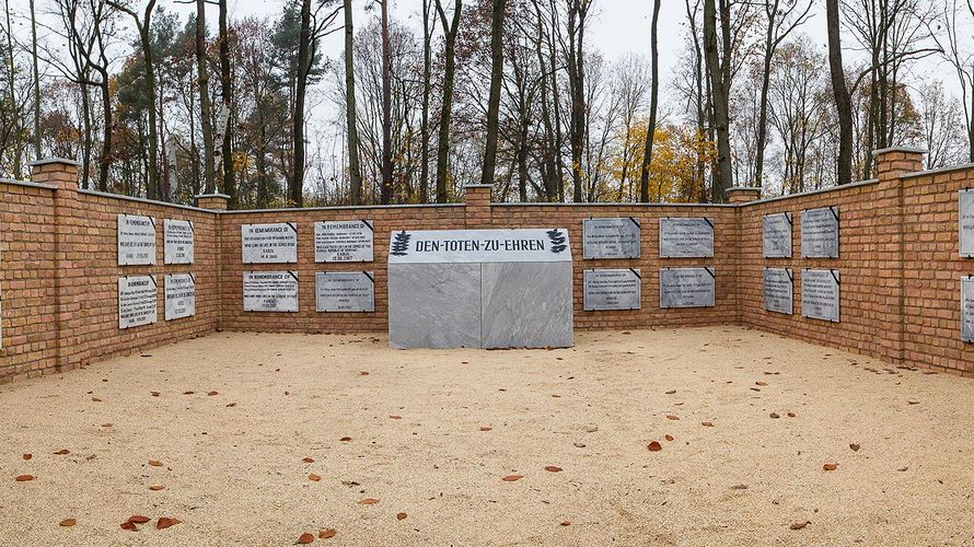 Der Ehrenhain Kabul in der Gedenkstätte "Wald der Erinnerung" in Potsdam. Dort sind die Namen von Oberfeldwebel Carsten Kühlmorgen, Oberfähnrich Andrejas Beljo, Feldwebel Helmi Jimenez-Paradis und Stabsunteroffizier Jörg Baasch aufgeführt, die am 7. Juni 2003 beim Anschlag in Kabul gefallen sind. Foto: Bundeswehr/Jane Hannemann