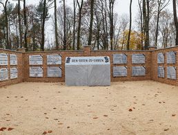 Der Ehrenhain Kabul in der Gedenkstätte "Wald der Erinnerung" in Potsdam. Dort sind die Namen von Oberfeldwebel Carsten Kühlmorgen, Oberfähnrich Andrejas Beljo, Feldwebel Helmi Jimenez-Paradis und Stabsunteroffizier Jörg Baasch aufgeführt, die am 7. Juni 2003 beim Anschlag in Kabul gefallen sind. Foto: Bundeswehr/Jane Hannemann